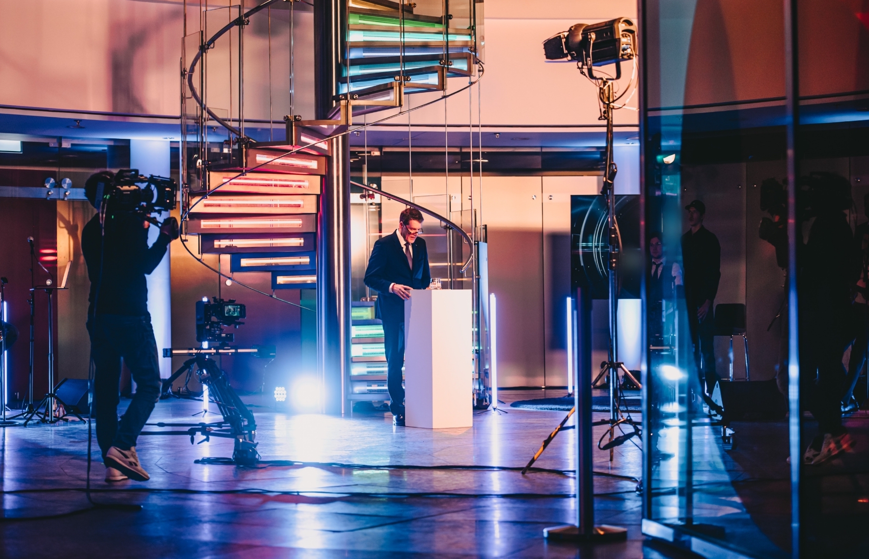TMP_Veranstaltungstechnik_Corporate_Digitalevent_Livestream_Kameramann_Speaker_Treppe_Braunschweig